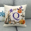 Dettaglio della federa per cuscino Halloween in cotone e lino con lettera Q e motivi zucca - Lettera Q Viola (17) / 45x45cm