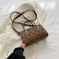 Borsa a mano trapuntata marrone scuro con texture a pieghe Matelassé e dettagli in argento - Marrone