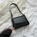 Minimalistische schwarze Schultertasche aus mattem Leder mit breitem Gurt und Goldschnalle - Schwarz