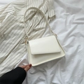 Minimalistische weiße Schultertasche aus Leder mit Klappdeckel und passendem Gurt - Weiß