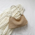 Stroh-Schultertasche mit weißen Lederriemen und Reißverschluss für den Sommer-Look - Weiß