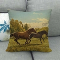 Dettaglio copricuscino con pittura a olio di cavalli e trama lino su divano grigio - 45x45cm / Cavalli al Galoppo (1)
