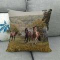 Dettaglio della trama del cuscino con cavalli che corrono nella prateria vicino al lago - 45x45cm / Cavalli al Lago (3)