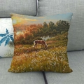 Dettaglio della trama della federa con cavallo su divano grigio con luce calda - 45x45cm / Pascolo al Tramonto (4)