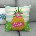 Linnen kussensloop met ananasprint, blauwe strepen en Sweet tekst op grijze bank - Ananas Bloemig Sweet Tekst (Stijl 1)