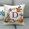 Fodera per cuscino Halloween con lettera D e zucca su un divano grigio - Lettera D Viola (4) / 45x45cm
