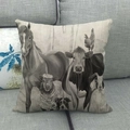 Detailopname van vierkante kussenhoes met geschetste boerderijdieren op grijze bank - 45x45 cm / Groep Boerderijdieren (4)