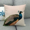Kissenbezug aus Leinen mit realistischem Pfauenmuster auf einem grauen Sofa für Zuhause - Pfau Stil (3)