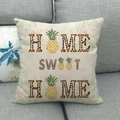 Linnen kussensloop met Home Sweet Home tekst en een geel ananas patroon detail - Home Sweet Home Ananas Typografie (Stijl 4)