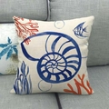 Funda de cojín de lino con motivos de caracola azul y coral rojo pintados - 45x45 cm / Estilo Nautilo (2)