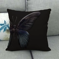 Schwarzer Kissenbezug mit detailliertem Schmetterlingsdruck auf grauem Sofa - Schmetterling-Stil (1)