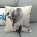 Vierkante beige linnen kussensloop met een zwart-grijze stierenkunstprint erop - 45x45 cm / Brahmaan Koe (2)
