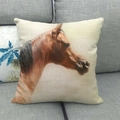Funda de cojín cuadrada de lino con cabeza de caballo marrón sobre sofá gris - Lado de Cabeza de Caballo Marrón Realista (11)