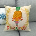 Federa in lino con grafica a cartone animato di ananas e testo su divano grigio - Personaggio Ananas Cartoon con Testo (Stile 9)