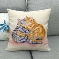 Détail de la texture d'une housse de coussin en lin avec chats aquarelle sur un canapé - Style Chats qui s'embrassent(4)