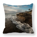 Vue détaillée de la texture fine du lin et de l'impression réaliste des vagues sur le coussin - Rochers Côtiers Réalistes (3)