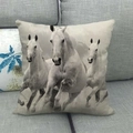 Funda de cojín cuadrada rústica con tres caballos blancos sobre almohada de lino - Tres Caballos Blancos Galopando Realista (15)
