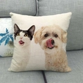 Housse de coussin en lin avec peinture de chat et chien posée sur un canapé en tissu - Chat Noir Blanc et Chien Marron Clair