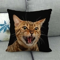 Linnen kussensloop met realistische brullende kattenprint op een grijze bank in de kamer - Bruine Cyperse Kat Grommend Close-up (3)