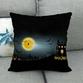 Funda de cojín de lino para Halloween con murciélagos y castillo sobre sofá gris - Luna Amarilla Calabaza(4)