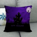 Detailansicht eines Halloween-Leinenkissenbezugs mit gotischer Burg und Hexe auf Sofa - Violetter Nacht Hexe Schloss(9)