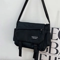 Borsa a tracolla minimalista in nylon nero con patta a fibbia e cinghia regolabile - Nero