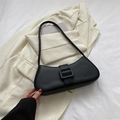 Sac baguette noir minimaliste avec grande boucle sur un blazer blanc texturé - Noir