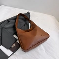 Schicke braune matte Leder-Crescent-Einkaufstasche mit minimalistischem Schultergurt - Braun