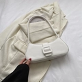 Sac sous le bras blanc chic avec boucle carrée sur fond de blazer minimaliste épuré - Blanc