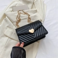 Borsa a tracolla trapuntata nera con chiusura a cuore d’oro e catenina - Nero