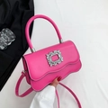 Sac à main magenta avec bords ondulés et boucle à diamants étincelants - Rose rouge