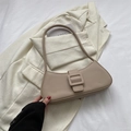 Sac baguette beige minimaliste avec boucle carrée sur fond de tissu blanc élégant - Kaki