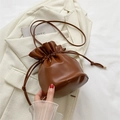 Mini-Eimerbeutel aus weichem Leder in Karamellbraun mit Kordelzug und schmalem Schultergurt - Braun
