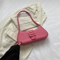 Sac sous le bras rose minimaliste avec boucle carrée sur un blazer beige - Rose Rouge