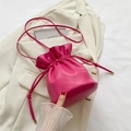 Schicke rosarote Beuteltasche mit Kordelzug aus strukturiertem Kunstleder und Schultergurt - Rosarot