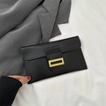 Klassische schwarze Umschlag-Clutch mit strukturierter Goldschnalle und mattem Leder - Schwarz