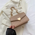 Borsa a tracolla trapuntata beige con chiusura dorata a cuore e tracolla a catena - Cachi
