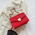 Sac bandoulière matelassé rouge avec fermoir coeur doré et bandoulière en chaîne chic - Rouge