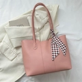 Rosafarbene minimalistische Shopper Tasche mit Schachbrett-Schal für das Büro-Outfit - Rosa