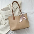 Camel PU Leder Shopper mit dekorativem Seidenschal und schmalen braunen Schultergurten - Khaki