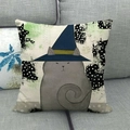 Gros plan d'une housse de coussin en lin avec chat sorcier sur canapé gris - Chat Magique avec Chapeau Bleu (10) / 45x45cm
