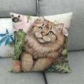 Linnen kussensloop met pluizige kat en roze bloemen op een grijze bank - Mooie Bloemencluster Langharige Kat Stijl (2)