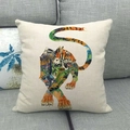Detailstruktur des Leinen-Kissenbezugs mit Tiger-Kunstdruck auf grauem Sofa - Künstlerischer Tiger (4)