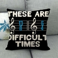 Primer plano de funda de cojín negra de lino con diseño musical y texto de humor - Estilo Difficult Times Music (16) / 45*45cm (Sin Relleno)