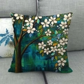 Künstlerischer Ölgemälde-Baum auf Leinenkissenbezug auf einem grauen Sofa - 45x45cm / Indigoblauer Blühender Blumenbaum (13)