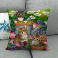 Linnen kussenhoes met schattige kittens en tuinbloemen print op een bank - Tuinieren Gieter Kittens Stijl (4)