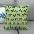 Grüner Leinenkissenbezug mit gelbem Schmetterling und weißen Blumen auf grauem Sofa - Hellgrüner Schmetterling Blumenstil (21) / 45x45 cm