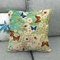 Leinen-Kissenbezug mit bunten Schmetterlingen und Blumen auf einem grauen Sofa - Cyanblau Farbverlauf Schmetterling Gänseblümchen Stil (23) / 45x45 cm
