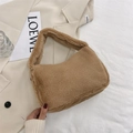 Bolso de hombro chic en felpa marrón con estructura minimalista y tacto suave - Caqui