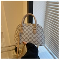 Vista dettagliata della borsa a tracolla beige con stampa a trifoglio e cerniere dorate - Cachi